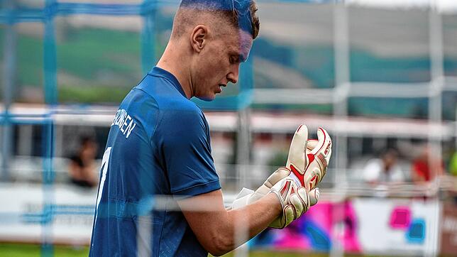 Die Handschuhe sitzen: Auf Torwart Loris Bendel wird wohl am Samstag in der Partie des FC Erzingen gegen Tabellenführer VfR Hausen eine ...