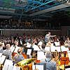 Das Heeresmusikkorps hatte volle Reihe, wie vor der Bühne und auf der Empore im Hintergrund zu sehen ist.