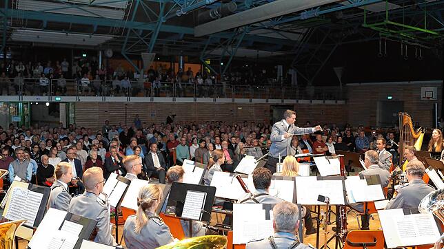Das Heeresmusikkorps hatte volle Reihe, wie vor der Bühne und auf der Empore im Hintergrund zu sehen ist.