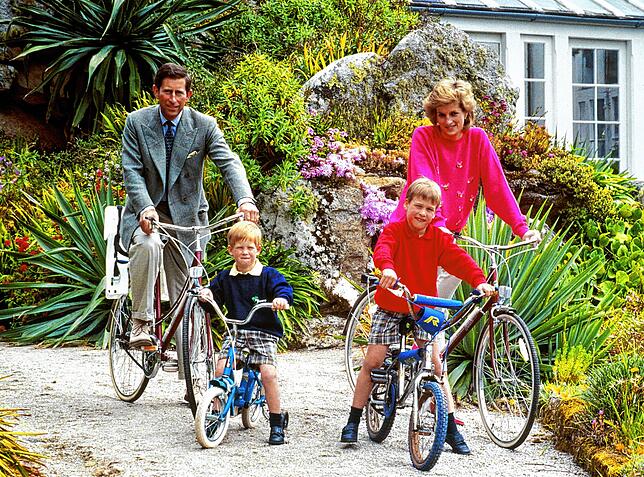 Der damalige Prinz Charles, seine Söhne Prinz Harry (l.) und Prinz William, und Prinzessin Diana unternehmen eine Fahrrad-Tour während ...