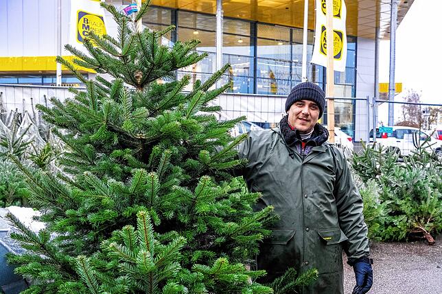 Victor-Jan Minea verkauft für Familie Ujupaj im Gewerbegebiet in Bad Dürrheim Weihnachtsbäume.