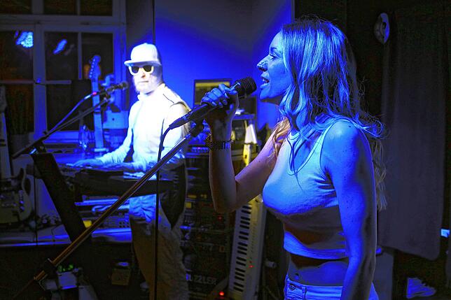 Das Dance-Synthesizer-Pop-Duo X-Project begeistert das Publikum im „Wittkoop – Alte Bank“.
