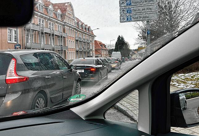 Freitag, 3. Januar, 10.40 Uhr: Der Berufsverkehr ist längst vorbei, in der Kirnacher Straße an der Ausfahrt geht es trotzdem nur im ...
