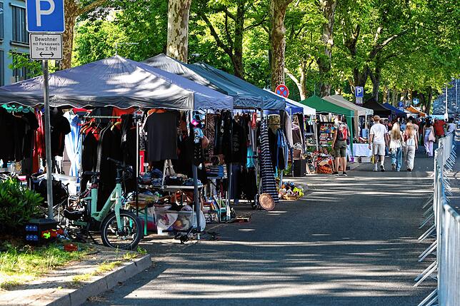 Bild 31: Mega Flohmarkt in Konstanz und Kreuzlingen: die ersten Besucher schlendern über die Verkaufsflächen