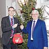 Bürgermeister Volker Frede (links) und Volksbank-Vorstand Werner Meichle zeigen einen der drei gespendeten Defibrillatoren, die in ...