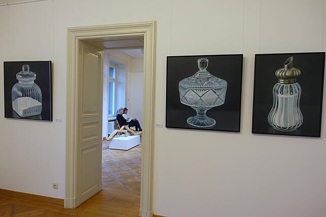 Blick in die fünfte Grand Salon-Ausstellung auf die Stillleben "Süßes Leben" von Marga Golz
