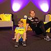 Sportwissenschaftler Kai Mittendorf und der vierjährige Levi während der ersten Aufzeichnung des Handballsportgartens HSG Home.
