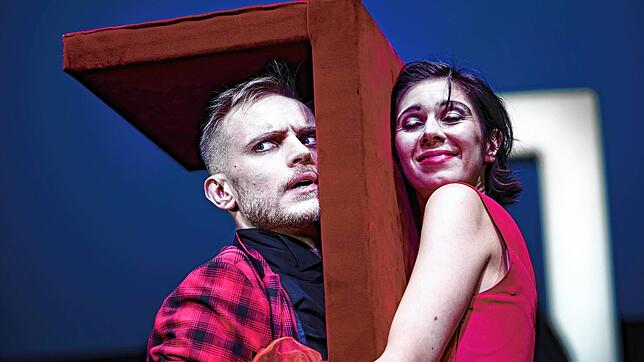 Szene aus &bdquo;Der ideale Mann&ldquo; am Theater Konstanz: Wenn alles gut geht, ist das Kuscheln demnächst auch ohne Hindernis erlaubt.