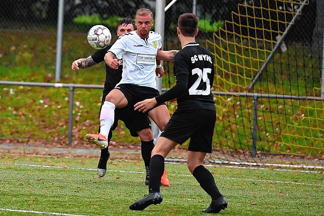 Routinier: Arben Gashi (Mitte) bringt viel Erfahrung als Fußballer, aber auch von seinen qualifizierten Trainern aus der Schweiz mit zum ...