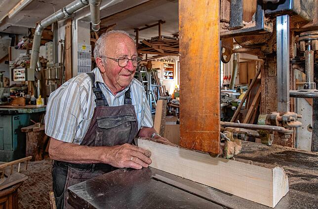 Schreinermeister Adolf Riester aus Leibertingen ist noch täglich in seiner Werkstatt. Gefragt sind seine Fertigkeiten als Wagnermeister, ...