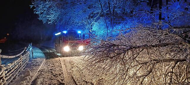 Die Feuerwehr beim Einsatz in der Volkenbachstraße zwischen Jestetten und Rheinau.