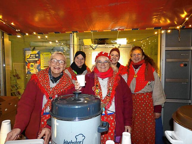Bild 29: Der Narrenverein feiert mit der Bevölkerung den Beginn der Fasnacht auf dem Rathausplatz