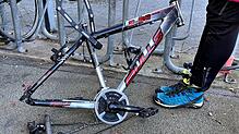 Am Fahrradstellplatz des Villinger Bahnhofs findet sich ein von Einzelteildieben zerfleddertes Mountainbike.