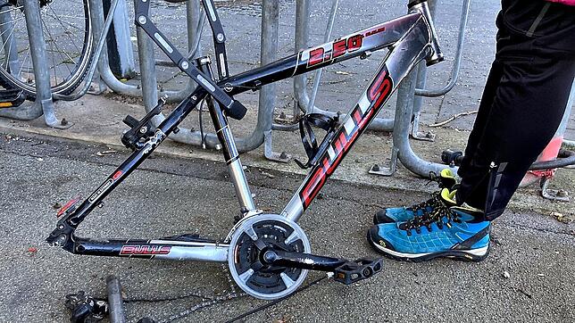 Am Fahrradstellplatz des Villinger Bahnhofs findet sich ein von Einzelteildieben zerfleddertes Mountainbike.