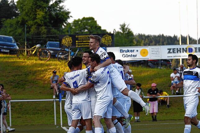 Bild 19: Der FV Tennenbronn gewinnt gegen den FC Öhningen-Gaienhofen. Wir haben die besten Bilder!
