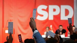 Die Delegierten halten während einer Abstimmung auf dem SPD-Landesparteitag Stimmkarten hoch. (Symbolbid)