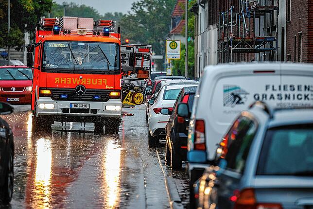 Bild 1: Starkregen überflutet Straßen und Keller im Westen