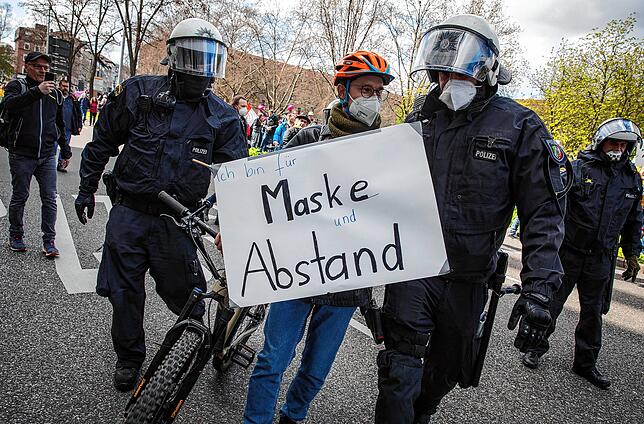 Hier griff die Polizei durch &ndash; ein Gegendemonstrant wird abgeführt.