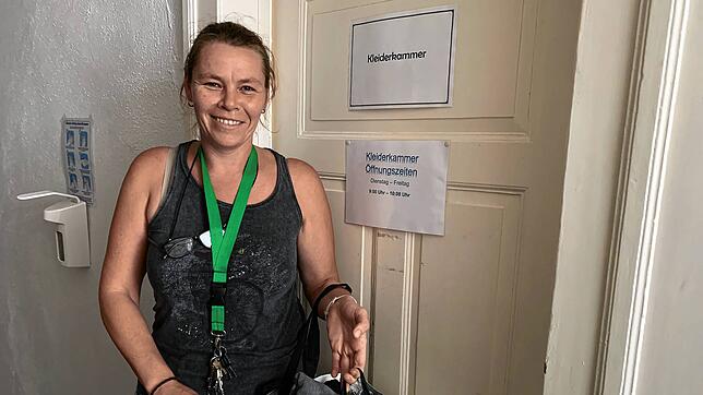 Kristin Rowolt, die Hauswirtschafterin der Wohnungslosen-Einrichtung am Lutherplatz, sortiert die zahlreichen Kleiderspenden von ...