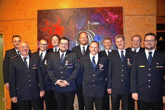 Kreisbrandmeister Alexander Amann übergab Ehrungen und Beförderungen an (von links) Hartmut Schucker, Gerd Mattmann, Alexander Maiwald, ...
