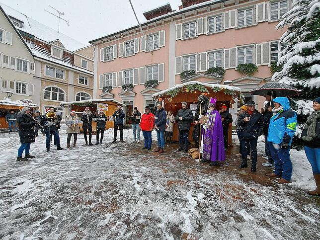 Bild 1: Lichterglanz und Mandelduft: So schön war der Engener Weihnachtsmarkt