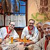 SÜDKURIER-Volontär Rasmus Peters (rechts) am Stammtisch im Rheinischen Hof in Waldshut mit den Narro-Zunft Vorsitzenden Florian Amrein ...