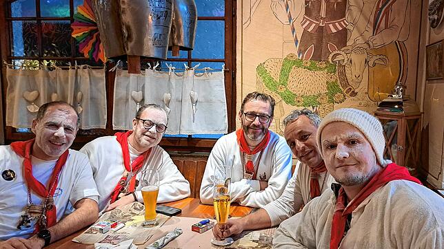 SÜDKURIER-Volontär Rasmus Peters (rechts) am Stammtisch im Rheinischen Hof in Waldshut mit den Narro-Zunft Vorsitzenden Florian Amrein ...