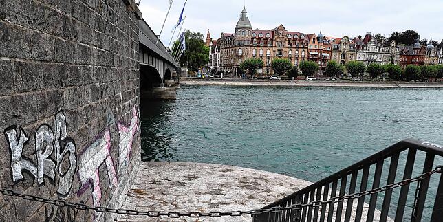 Ein seitlicher Treppenabgang an der alten Rheinbrücke des Konstanzer Trichters, hier bei gewohntem Wasserniveau.