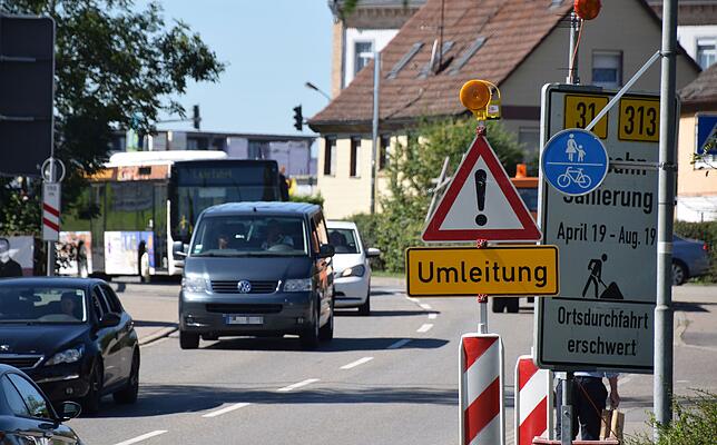 Diese Fahrzeuge fahren alle auf den Linde-Kreisel zu, über den die Umleitung Richtung Hindelwangen/Meßkirch verläuft. Aber nicht alle ...