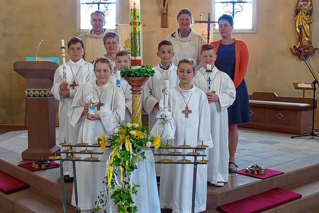 Ühlingen: Sechs Kinder feierten in St. Ursula Ühlingen ihre Erstkommunion. Auf dem Bild (vorne, von links) die Kommunionkinder Balazs ...