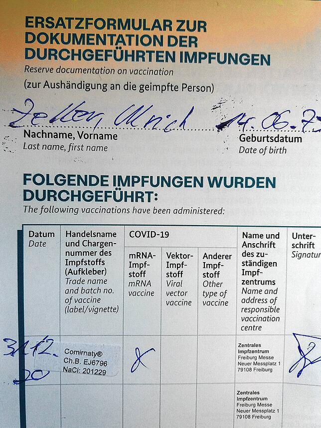 Das ist der Einleger für den Impfpass und bestätigt die Impfung gegen das Corona-Virus bei Uli Zeller, Mitarbeiter des SÜDKURIERs und ...