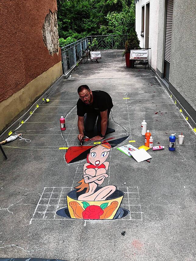 Clemens Benzing bei den letzten Zügen für seinen Beitrag zum diesjährigen Street Art Festival.