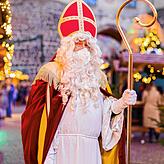 Der Nikolaus ist in beiden Einrichtungen zu Besuch.