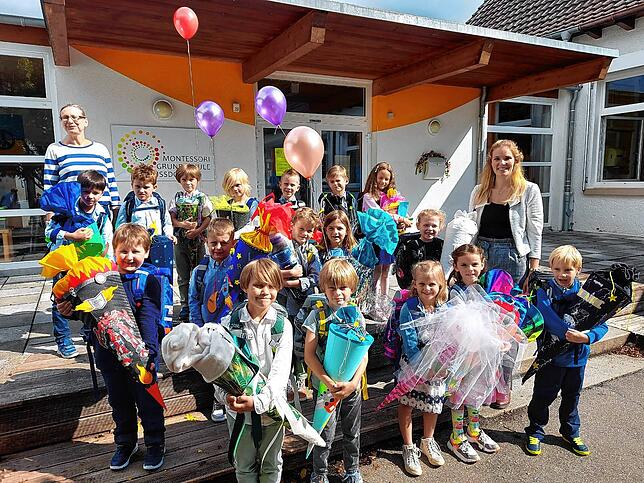 Montessori Grundschule Nußdorf: Die Klasse 1 mit den Klassenlehrerinnen Corinna Staschewski und Andrea Rüba.