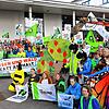 Demonstration unter dem Motto &bdquo;Wiesen und Wald statt Asphalt&ldquo; bei den 46. Naturschutztagen.