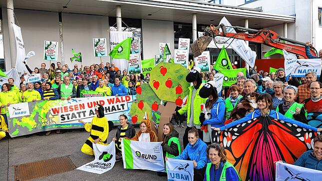 Demonstration unter dem Motto &bdquo;Wiesen und Wald statt Asphalt&ldquo; bei den 46. Naturschutztagen.