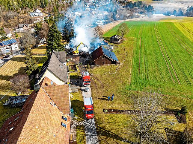 Bild 2: Bilder vom Großbrand in Fischbach: So haben die Flammen gewütet