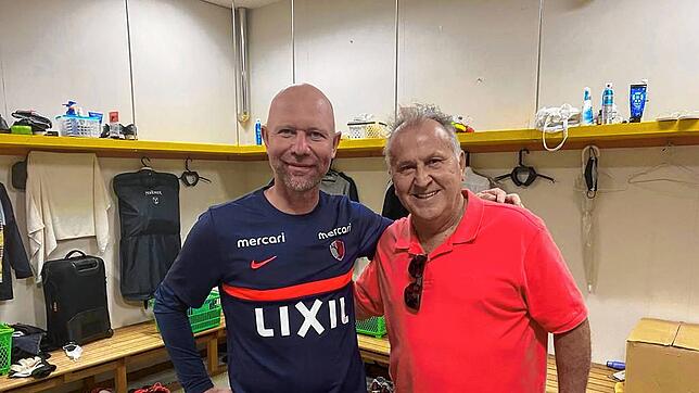 Manuel Klökler (links, hier mit dem brasilianischen Ex-Star Zico in Japan).