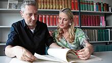 Jörg Schlenker und Carmen Pestka recherchieren mehr zufällig das Leben eines Kriegsverbrechers aus Schwenningen. Inzwischen ist ihre ...