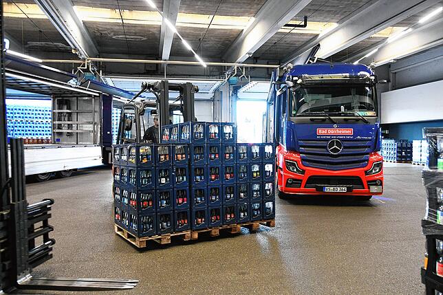 Blick in die Logistikhalle, wo das Wasser palettenweise verfrachtet wird.