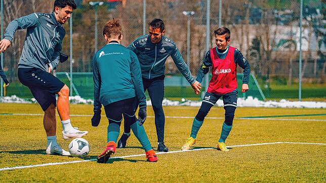 Der Spaß steht beim Nachwuchstraining im Vordergrund. Das Bild zeigt in der Mitte den Fußballprofi Jordi Quantillà.