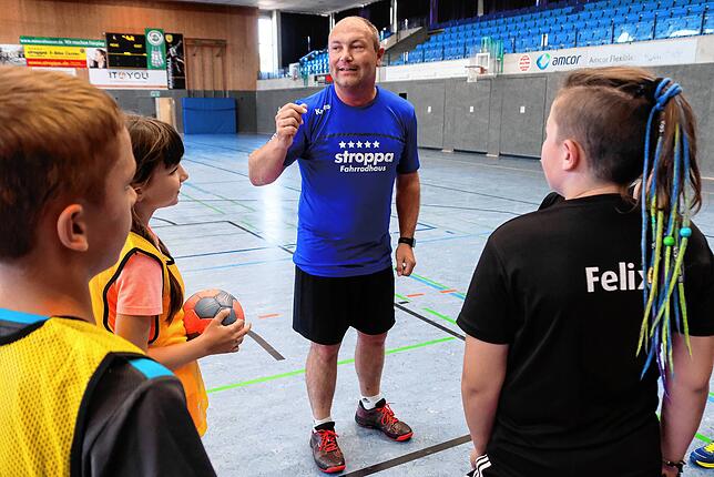 In seinem Element: Handballtrainer Jörg Zimmermann beim Erklären der nächsten Übung.