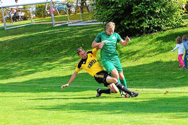 Trifft wieder: Patrick Pawlowski (vorn, auf deinem älteren Archivbild gegen Stefan Jehle aus Nöggenschwiel) erzielte zwei Tore für den ...