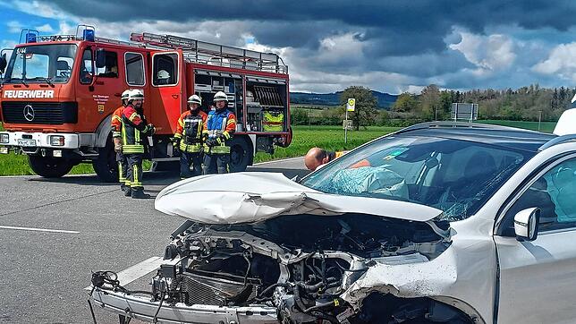 Zwei Autos, drei Verletzte: Am Samstag kracht es zwischen Binningen und Riedheim bei Hilzingen.