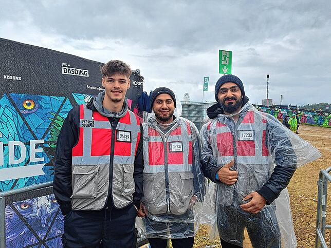 Sosa, Tahiri und Khaled arbeiten am Einlass für das VIP-Camping. Von schlechter Stimmung wegen des Wetters können sie nicht berichten, ...