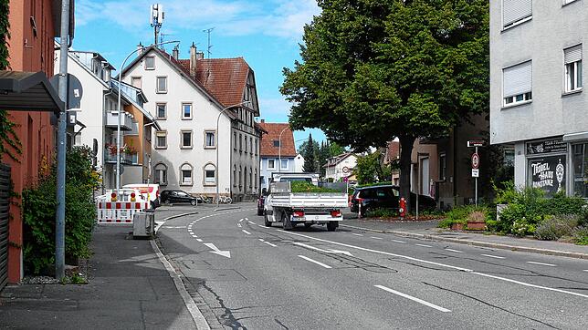 Inzwischen ein geohntes Bild: Tagsüber ist es in der Ortsdurchfahrt Wollmatingen sehr ruhig geworden. Nur noch wenige Autos fahren auf ...