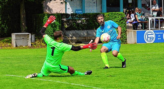 Bild 30: Ü40-Männer des FC Radolfzell stehen nach 6:0 gegen Pfaffenweiler/Ehrenkirchen im Verbandspokalfinale