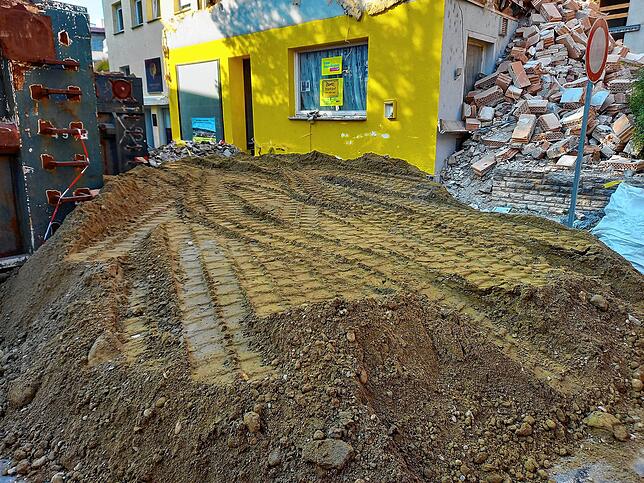 Schutt und Erde türmen sich vor und neben dem Haus an der Ecke von Hauptstraße und Biberacherhofstraße. Dieses Foto ist vom späten ...