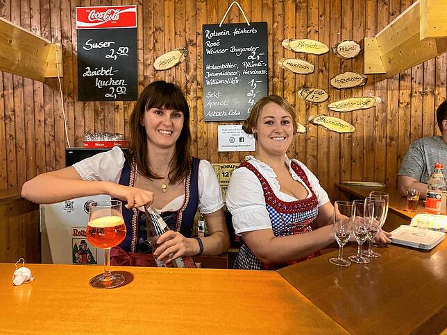 Zum Herbst- und Schlachtfest in Brenden gehört auch Suser und Zwiebelkuchen, serviert von feschen Musikerinnen der Trachtenkapelle.
