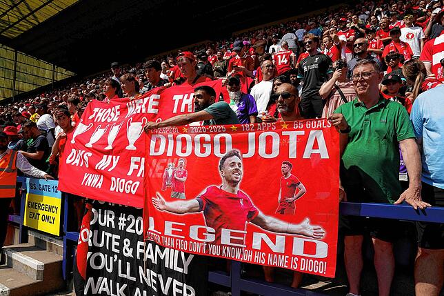 Liverpool-Fans gedenken vor dem Freundschaftsspiel der Saisonvorbereitung im Deepdale-Stadion in Preston dem Liverpooler Spieler Diogo Jota.